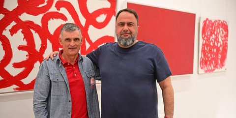 Ο Χοσέ Λουίς Μεντιλίμπαρ με τον Βαγγέλη Μαρινάκη σε στιγμιότυπο από την ανανέωση