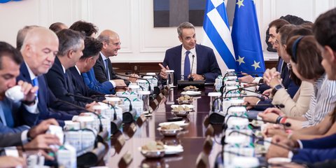 Greece Cabinet Approves Price Cuts on 850 Products as Mitsotakis Tackles Cost of Living