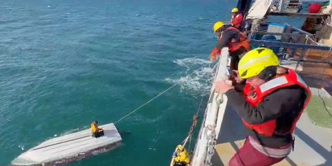 Αλάσκα: 15χρονος επέζησε 62 ώρες στη θάλασσα κρατώντας τις σορούς των συγγενών του σε αναποδογυρισμένο σκάφος -Τι τον έσωσε