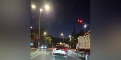 Η στιγμή που ο 21χρονος παραβιάζει κόκκινο στη Λεωφόρο Πεντέλης
