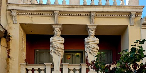 Πρωταγωνίστριες σε μια φωτογραφία που έκανε τον γύρο του κόσμου, μοτίβο σε πίνακες του Τσαρούχη, αγαπημένο θέμα για τα κινητά τουριστών και Αθηναίων / ΙΝΤΙΜΕ
