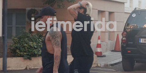 Η στιγμή που η αδερφή του Γιώργου Μαζωνάκη, Μαρία, φτάνει στο νοσοκομείο