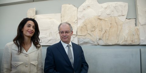 Στην Αθήνα η Αμάλ Κλούνεϊ:  Ο λόγος της επίσκεψης, η συνάντηση με Τασούλα, το δείπνο στο Μουσείο της Ακρόπολης με την Μαρέβα Μητσοτάκη