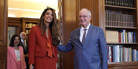 Στο Προεδρικό Μέγαρο η Αμάλ Κλούνεϊ για συνάντηση με Τασούλα, δείτε φωτογραφίες