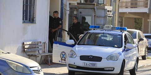 Δικογραφία για απόπειρα ανθρωποκτονίας σε βάρος του 31χρονου που εισέβαλε με μαχαίρι στο Α.Τ. Μάνδρας