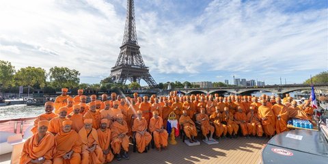 Ινδουιστές της οργάνωσης BAPS, κατά την διάρκεια της επίσκεψής τους στο Παρίσι