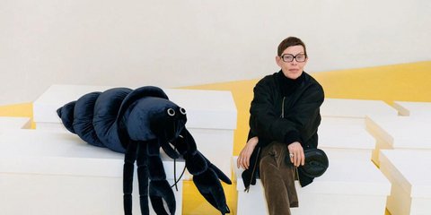 γερμανιδα καλλιτεχνης για καμπανια loewe