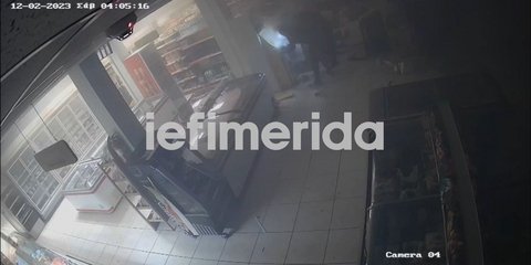 Η στιγμή της έκρηξη στο ΑΤΜ σε σούπερ μάρκετ στη Φθιώτιδα