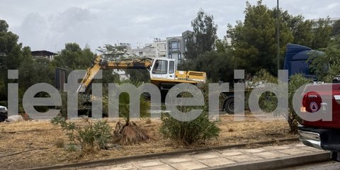 Τροχαίο στη λεωφόρο Βουλιαγμένης -Εκσκαφέας έπεσε από νταλίκα