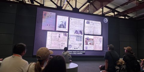 Έγγραφα Ελλήνων μεταναστών προβάλλονται στη γιγαντοοθόνη του μουσείου στο Έλις Άιλαντ