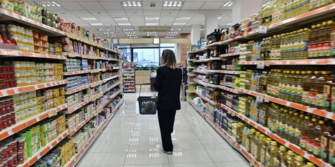 Γυναίκα σε διάδρομο σούπερ μάρκετ