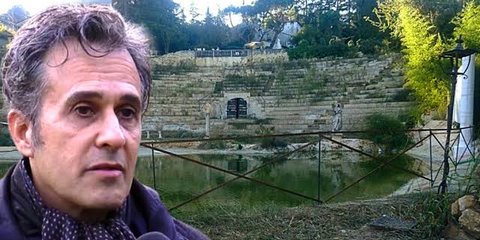 Μια απίστευτη ιστορία: Απατεώνας έχτισε ένα ολόκληρο «αρχαίο ελληνικό» θέατρο και εξαπάτησε χιλιάδες τουρίστες