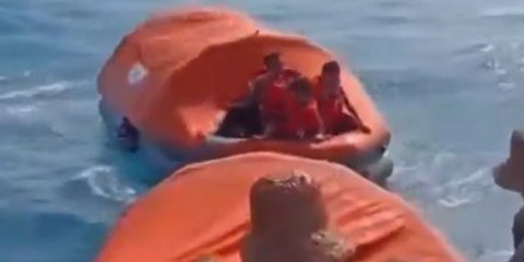 Διασώστες περισυλλέγουν επιβάτες που βρίσκονταν στο πλοίο που ναυάγησε στην Ινδονησία