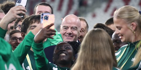 Ο Τζιάνι Ινφαντίνο ποζάρει με εθελόντριες μετά τον τελικό του Παγκοσμίου Κυπέλλου U20 γυναικών