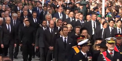 Κηδεύεται ο βασιλιάς Χάραλντ της Νορβηγίας: Ολοι οι royals και οι ηγέτες της Ευρώπης ακολουθούν το φέρετρο, παρόντες Τασούλας, Ζελένσκι, Γουίλιαμ