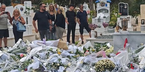 Συνεχίζεται ο αποχαιρετισμός στον Γιώργο Μαζωνάκη -Εκατοντάδες πήγαν στον τάφο του, βουνό τα λουλούδια [βίντεο]