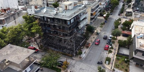 Αποκαΐδια και στάχτες στην πολυκατοικία στη Νέα Ιωνία