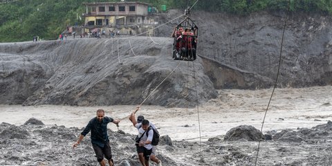 Κάτοικοι τραβούν zipline για να βοηθήσουν ανθρώπους που αποκλείστηκαν μετά τις πλημμύρες στο Νεπάλ