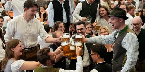 Η μπύρα ρέει άφθονη στο Oktoberfest 