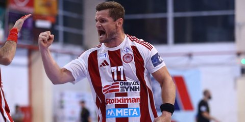 Παίκτης του Ολυμπιακού πανηγυρίζει στον τελικό του Super Cup με την ΑΕΚ 