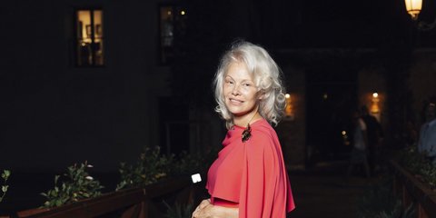 Η Πάμελα Άντερσον στα κόκκινα στη Βενετία -Το εντυπωσιακό φόρεμα και η εμφάνιση στο αεροδρόμιο