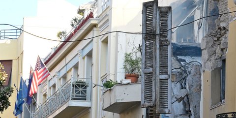 Παντζούρι κρέμεται από καλώδια κατά μέσης της οδού Λυσικράτους