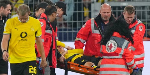 Ο Κωνσταντίνος Καρέτσας την ώρα που μπήκε το φορείο για τον μεταφέρει εκτός αγωνιστικού χώρου
