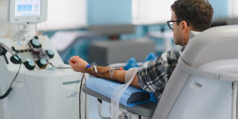 Τι είναι η πλασμαφαίρεση, πότε γίνεται και για ποιον λόγο, η διαδικασία με δύο φλεβοκαθετήρες -Ο καθηγητής Δημόπουλος εξηγεί στο iefimerida