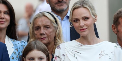 Σαρλίν του Μονακό: Η ρομαντική εμφάνιση με ιβουάρ φόρεμα και ντελικάτο print