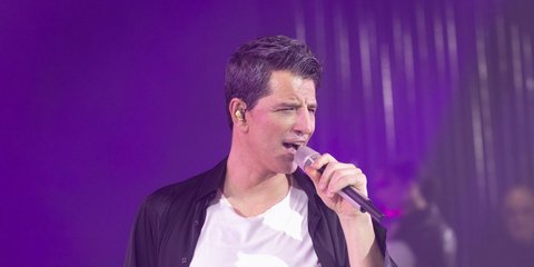 Σάκης Ρουβάς: Η συγκινητική αφιέρωση στον Γιώργο Μαζωνάκη στη σκηνή -«Η απώλεια ενός μεγάλου φίλου»