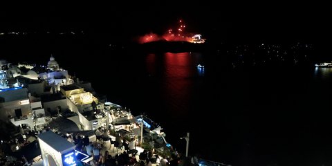 Φαντασμαγορικές εικόνες από τη Σαντορίνη: Έγινε και φέτος η αναπαράσταση της έκρηξης του ηφαιστείου