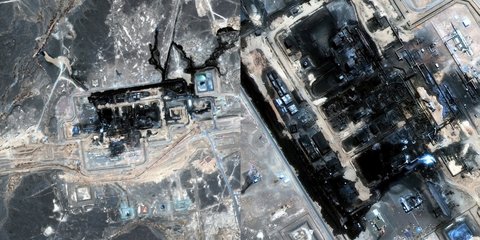 Δορυφορικές εικόνες από τις καταστροφές στο αντλιοστάσιο αγωγού πετρελαίου στη Σ. Αραβία