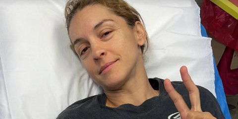 Η Γιούλικα Σκαφιδά κάνει το σήμα της νίκης από το νοσοκομείο