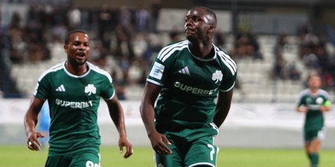 Ο Τεττέη πανηγυρίζει το γκολ του για το 0-1