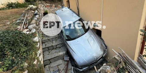 Καστοριά: Αυτοκίνητο «προσγειώθηκε» σε αυλή σπιτιού - Τραυματίστηκε η οδηγός [Εικόνες]