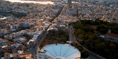 Το Βεάκειο, το ιστορικό θέατρο του Πειραιά με την ομορφότερη θέα στην Αττική