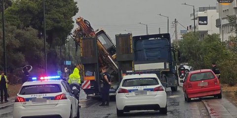 Τροχαίο στη λεωφόρο Βουλιαγμένης -Εκσκαφέας έπεσε από νταλίκα που χτύπησε σε γέφυρα, δείτε βίντεο