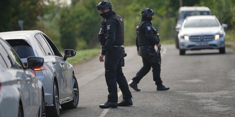 Η αστυνομία φυλάσσει έναν δρόμο που οδηγεί στη βάση της RAF Fairford