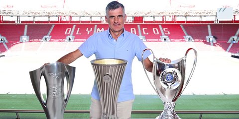 Ο Χοσέ Λουίς Μεντιλίμπαρ με τις κούπες του Conference League του πρωταθλήματος και του Κυπέλλου Ελλάδος στο «Γεώργιος Καραϊσκάκης»