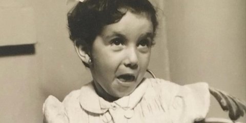 Το κοριτσάκι της φωτογραφίας είναι Ελληνίδα τραγουδίστρια που μόλις έγινε 72 ετών