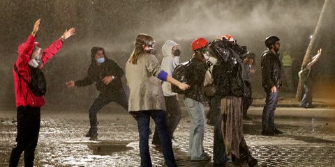 Διαδηλωτές στη βροχή στην Αλβανία