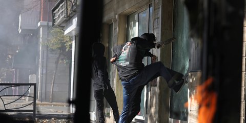 Αλβανία: Σοβαρά επεισόδια στα Τίρανα -Συγκρούσεις φοιτητών με την αστυνομία, πυρπόλησαν το υπουργείο Παιδείας