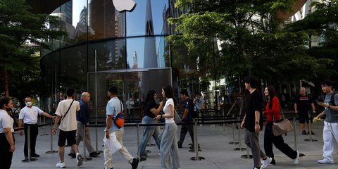 Ουρές έξω από κατάστημα της Apple για το νέο iPhone Duo 