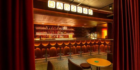 Bar 2046: Το νέο στέκι της Αθήνας είναι «κρυμμένο» μέσα σε έναν κινηματογράφο
