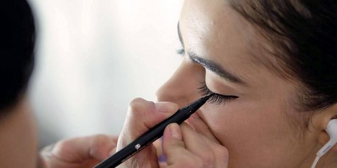 Μακιγιέρ αποκαλύπτουν: Οι 3 αποχρώσεις eyeliner που φωτίζουν το βλέμμα μετά τα 60