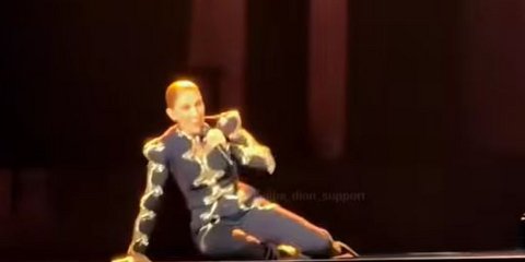 Σελίν Ντιόν: Έπεσε στη σκηνή κατά τη διάρκεια συναυλίας στο Παρίσι 