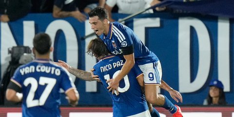 Ο Τάσος Δουβίκας πανηγυρίζει με τους συμπαίκτες του