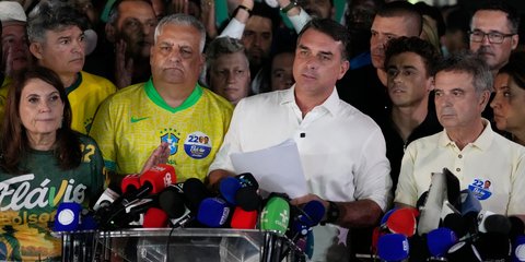 Ο Φλάβιο Μπολσονάρου σε ομιλία μετά την ήττα του στις εκλογές της Βραζιλίας