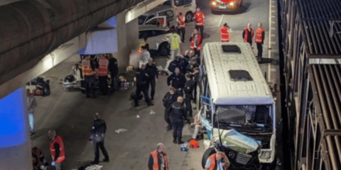 Λεωφορείο συγκρούστηκε με τρένο στην είσοδο της σήραγγας της Μάγχης
