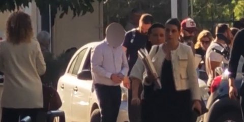 Στην Ευελπίδων ο 52χρονος γυναικολόγος που κατηγορείται για πορνογραφία ανηλίκων, δείτε βίντεο